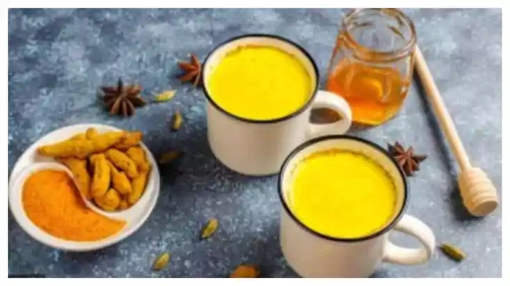 Health Mantra: डिटॉक्स वॉटर करता है नुकसान! जानें हल्दी-पानी