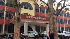 Bihar Crime : बक्सर कोर्ट परिसर से हथकड़ी सहित फरार हुआ शराब तस्कर, पुलिस महकमें में मचा हड़कंप 