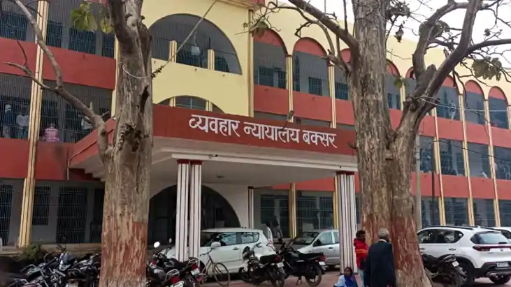 Bihar Crime : बक्सर कोर्ट परिसर से हथकड़ी सहित फरार हुआ शराब 