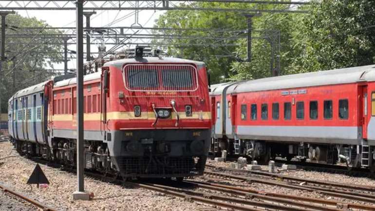 Indian Railways: कहर बरपाने आ रहा चक्रवात 'दाना', कई ट्रेनें की गई रद्द 