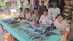 Bihar Crime: चुनाव से पहले सीएम के गृह जिला में मिनी गन फैक्टरी का भंडाफोड़, हथियारों का जखीरा बरामद