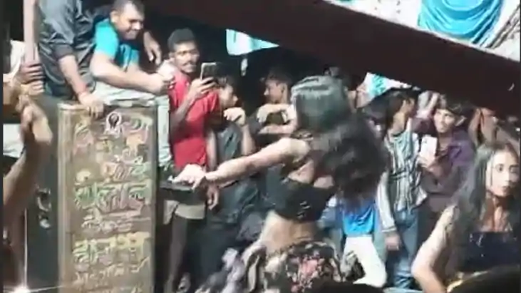 BiharNews : सरकारी जलमीनार के नीचे बार बालाओं ने अश्लील गानो BiharNews : सरकारी जलमीनार के नीचे बार बालाओं ने अश्लील गानो