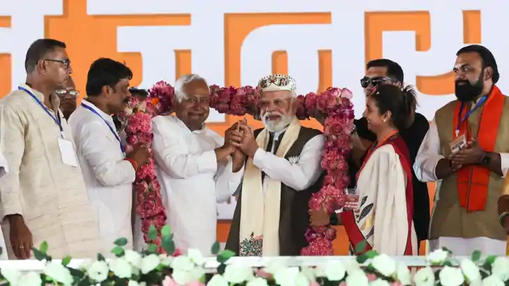 Bihar News : समस्तीपुर में माला पहनाकर सांसद शाम्भवी चौधरी न