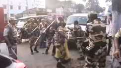 गाड़ियों  की जांच का विरोध करने पर crpf जवान ने की कार सवार दंपती की पिटाई, जमकर भांजी लाठियां