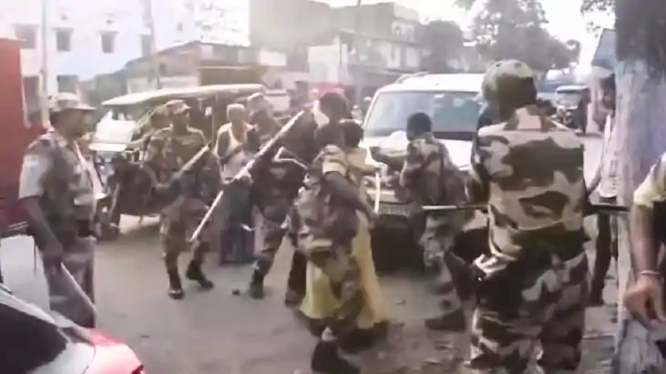गाड़ियों की जांच का विरोध करने पर crpf जवान ने की कार सवार गाड़ियों की जांच का विरोध करने पर crpf जवान ने की कार सवार