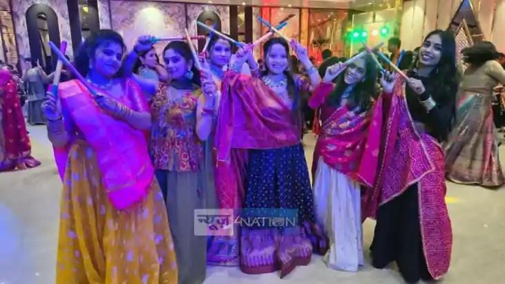 Bihar News: आरा में धूमधाम से मना 9वां अंबा डांडिया, गरबा-डा Bihar News: आरा में धूमधाम से मना 9वां अंबा डांडिया, गरबा-डा