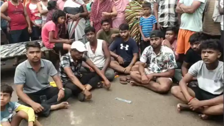 Ara News : प्रसव के दौरान महिला की मौत पर परिजनों का भड़का गु Ara News : प्रसव के दौरान महिला की मौत पर परिजनों का भड़का गु