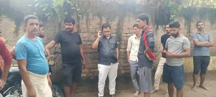 Bihar news - नदी में आए बाढ़ में बहता हुआ मिला युवक का शव, प Bihar news - नदी में आए बाढ़ में बहता हुआ मिला युवक का शव, प