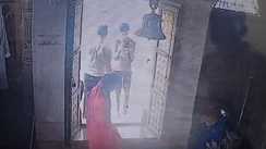 Bihar News : कटिहार में हनुमान मंदिर में युवक ने जोड़े हाथ, फिर पुजारी के कुर्ते से उड़ाए साढ़े तीन हजार रूपये, CCTV में कैद हुई वारदात 