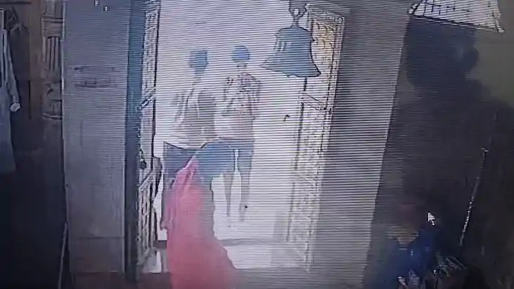 Bihar News : कटिहार में हनुमान मंदिर में युवक ने जोड़े हाथ, फ
