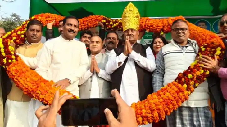 कांटी में अजीत कुमार का 'गोल्डन' अभिनंदन: सोने का मुकुट और 5