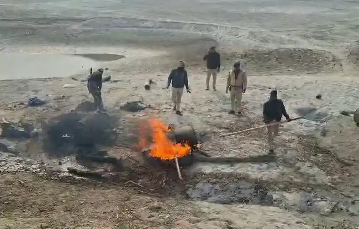 दियारा में धधक रही अवैध शराब की भट्टियों पर पुलिस का 'हथौड़ा