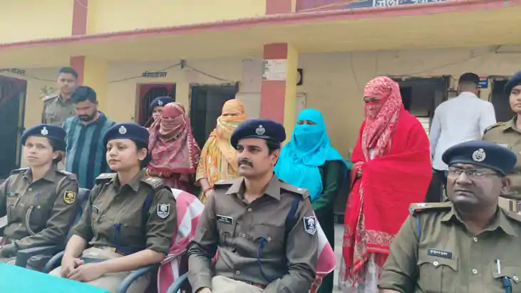  व्हाट्सएप वाला सेक्स रैकेट: मोबाइल में मिली 'लड़कियों की फो