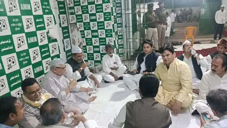 राज्यसभा चुनाव से पहले अख्तरुल ईमान की इफ्तार पार्टी में जुट