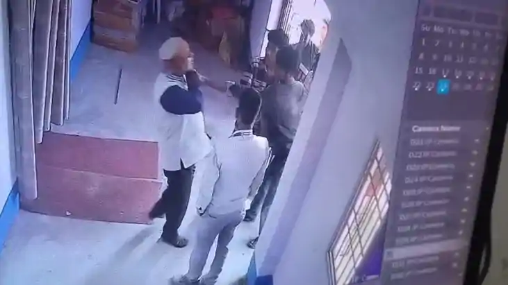 Bihar News : गोपालगंज के स्कूल में असामाजिक तत्वों ने जमकर म