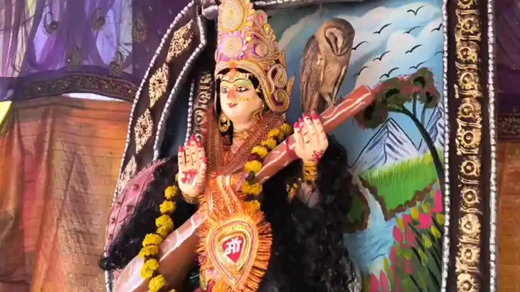 Basant Panchami : नवादा में सरस्वती प्रतिमा पर घंटों बैठा रह