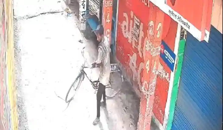 मंदिर के पास से साइकिल चोरी के आरोप में चप्पल पर थूक कर चटवा मंदिर के पास से साइकिल चोरी के आरोप में चप्पल पर थूक कर चटवा