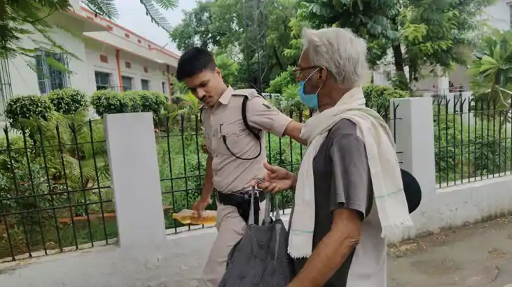 Bihar news - DM ऑफिस में आत्मदाह की कोशिश: पेट्रोल लेकर पहु Bihar news - DM ऑफिस में आत्मदाह की कोशिश: पेट्रोल लेकर पहु