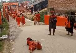 33 दिनों की कठिन दंडवत यात्रा:   सावन में लगातार आठ वर्षों से कर रही हैं 105 किमी लंबी दंडवत कांवर यात्रा, श्रद्धालुओं के लिए बनी प्रेरणा