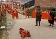 33 दिनों की कठिन दंडवत यात्रा:   सावन में लगातार आठ वर्षों से कर रही हैं 105 किमी लंबी दंडवत कांवर यात्रा, श्रद्धालुओं के लिए बनी प्रेरणा