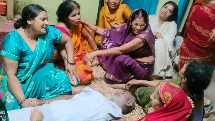 Bihar news - तेज आंधी-बारिश में गिरे बिजली पोल की चपेट में Bihar news - तेज आंधी-बारिश में गिरे बिजली पोल की चपेट में