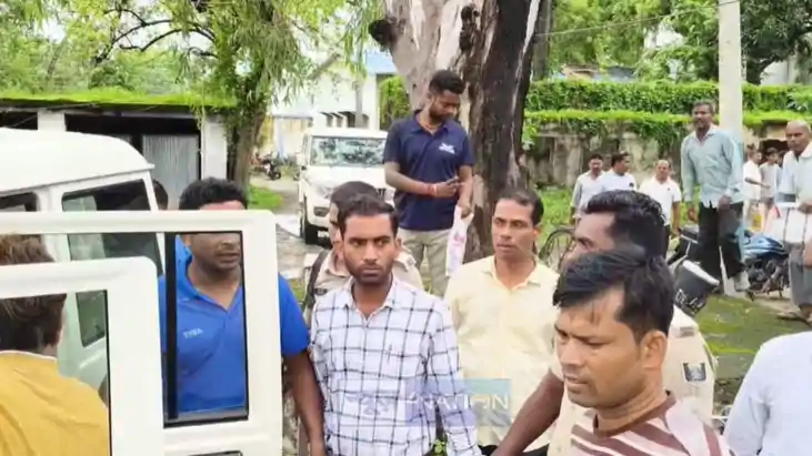 राजस्व कर्मचारी धराया राजस्व कर्मचारी धराया