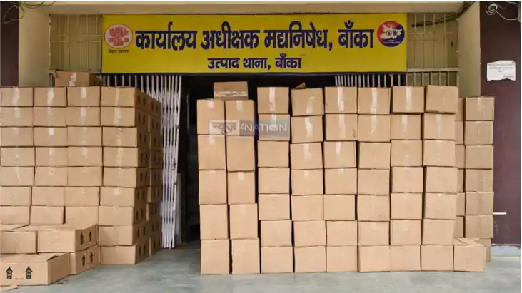 कुरकुरे के बोरों के नीचे छिपा था शराब का खजाना, लाखों की विद