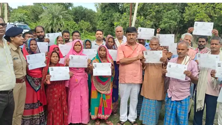 mla ajit kumar distributed basgit parcha 40 landless