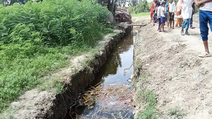 Bihar News : खगड़िया में सड़क के किनारे बने गढ्ढे में डूबा मा Bihar News : खगड़िया में सड़क के किनारे बने गढ्ढे में डूबा मा