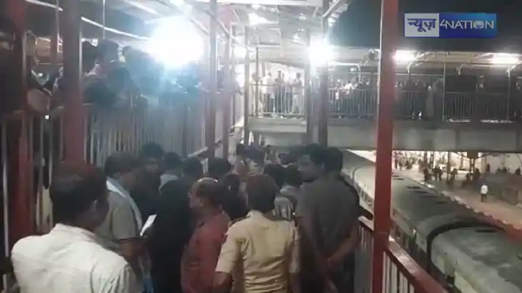 Bihar crime - आरा रेलवे स्टेशन के फुट ओवर ब्रिज पर सनकी आशिक