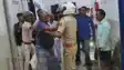 अस्पताल परिसर बना जंग का अखाड़ा, पुलिस के सामने चले लात-घूंसे, शादी के कार्ड को लेकर हुआ था विवाद
