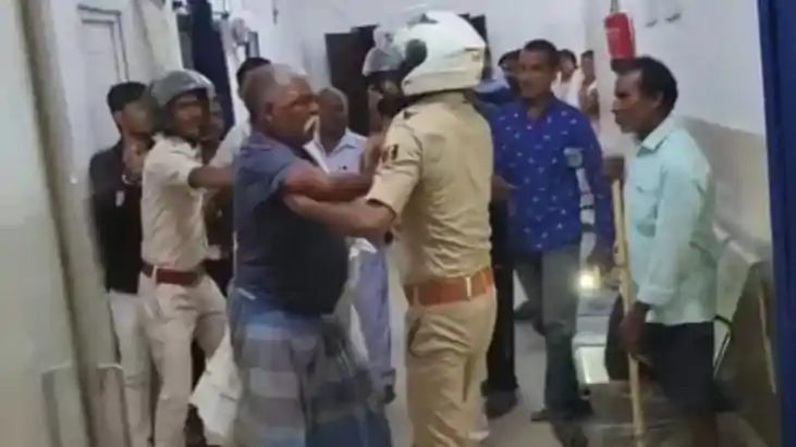 अस्पताल परिसर बना जंग का अखाड़ा, पुलिस के सामने चले लात-घूंस