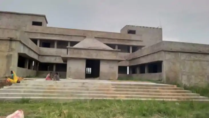 बिहार में पंचायत भवनों पर ग्रहण: मधुबनी में सुस्त सिस्टम की 