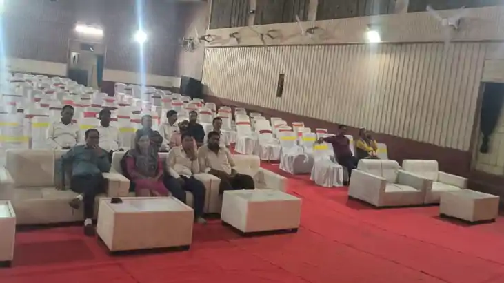 शहीदों के सम्मान में खाली रहीं कुर्सियां, क्या बाहुबली के 'क