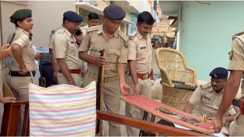 Bihar News : सिवान पुलिस ने 10 कुख्यात अपराधियों के घरों पर एक साथ की कुर्की, पत्रकार हत्याकांड के आरोपी समेत दो ने किया सरेंडर