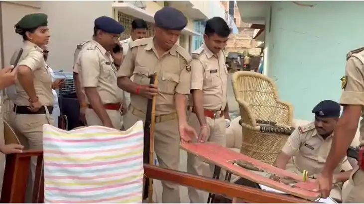 Bihar News : सिवान पुलिस ने 10 कुख्यात अपराधियों के घरों पर 