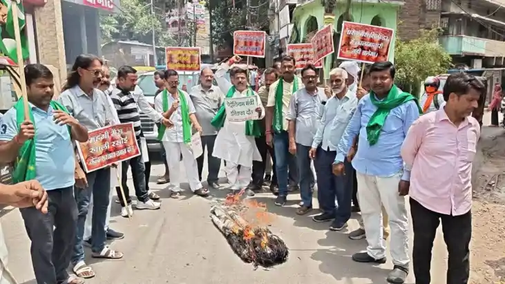 पटना में महागठबंधन का "आक्रोश मार्च": गैस और पेट्रोल की कीमत
