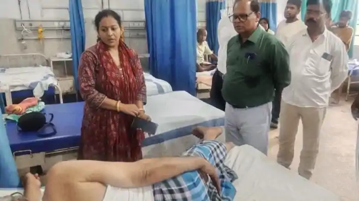 सदर अस्पताल में सिविल सर्जन का औचक निरीक्षण : दो डॉक्टर मिले