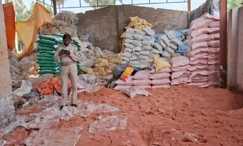 प्रशासन के नाक के नीचे धड़ल्ले से चल रहा नकली फर्टिलाइजर बनाने का धंधा, बीज दुकान से हजार बोरा नकली खाद बरामद