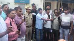 Bihar News : बांका में ऑपरेशन मुस्कान से कई चेहरों पर लौटी खुशी, पुलिस ने 6 लाख से अधिक के लौटाए चोरी और गुम हुए मोबाइल