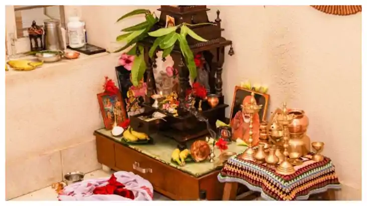 Vastu Shastra Tips: क्या आप भी अपने पितरों की तस्वीर पूजा घर