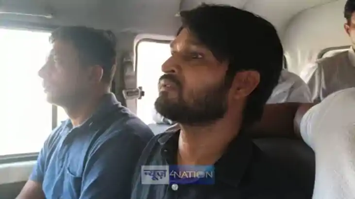 घूस लेते गिरफ्तार 