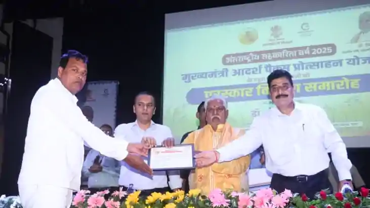 Bihar News : सहकारिता मंत्री प्रेम कुमार ने 100 पैक्सों को क