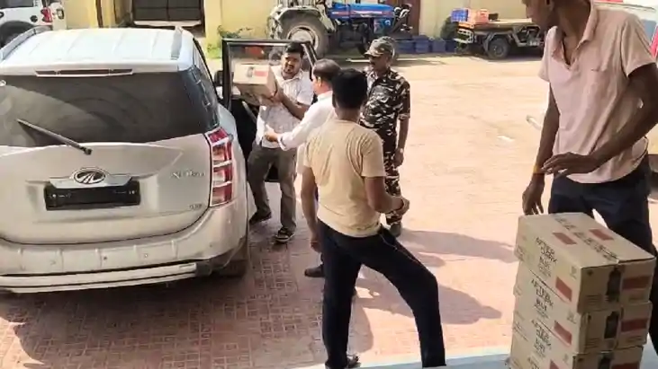 Bihar Crime : बिना नंबर की लग्जरी कार से लाखों रूपये की शराब