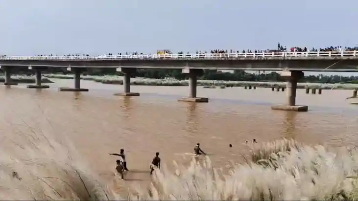 Bihar News : पुल पर रिल्स बनाने के दौरान नदी में डूबे 9 युवक Bihar News : पुल पर रिल्स बनाने के दौरान नदी में डूबे 9 युवक
