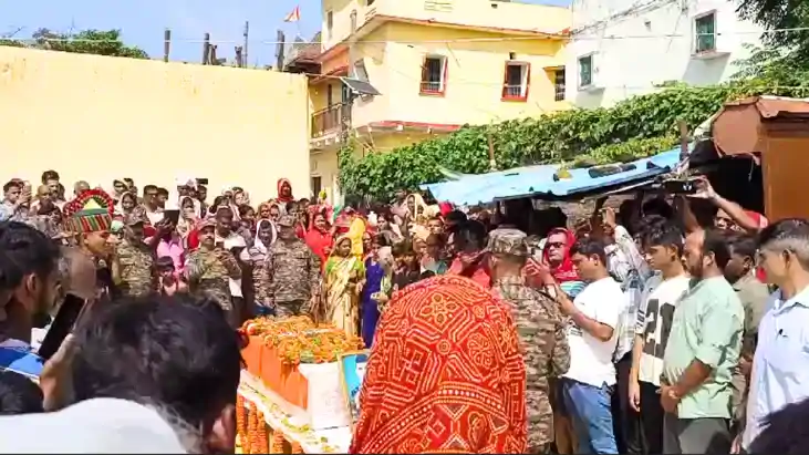 Bihar News : भोजपुर में पैतृक गाँव पहुंचा शहीद जवान का पार्थ