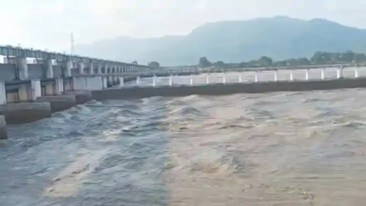 नेपाल में मूसलाधार बारिश से गंडक नदी का जलस्तर बढ़ा, वाल्मीक