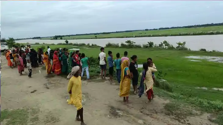 Boat Sinks in Bagmati Girl Missing in Muzaffarpur