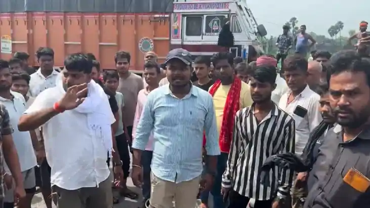 Bihar News : रोहतास में ट्रक ड्राईवरों ने सड़क जाम कर काटा बव