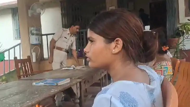 Bihar News : मुंगेर में यूट्यूबरों ने थाने में घुसकर पुलिसकर